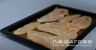 Фото приготовления рецепта: Курица с ананасами под сыром - шаг 2