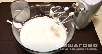 Фото приготовления рецепта: Мятное мороженое с шоколадной крошкой - шаг 3