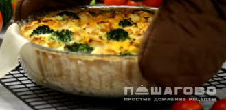 Фото приготовления рецепта: Киш с брокколи и чесноком - шаг 21
