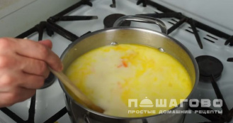 Фото приготовления рецепта: Нежный куриный суп-пюре с сыром - шаг 7