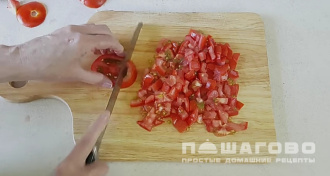 Фото приготовления рецепта: Окрошка летняя с помидорами и зеленью - шаг 4