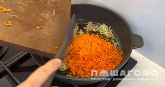 Фото приготовления рецепта: Макароны с фрикадельками в сковороде - шаг 6