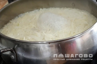 Фото приготовления рецепта: Щи из свежей капусты с килькой в томатном соусе - шаг 1