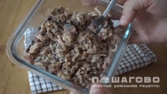 Фото приготовления рецепта: Заливной пирог с картофелем и сайрой - шаг 2