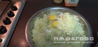 Фото приготовления рецепта: Оладьи из цукини с чесноком - шаг 2