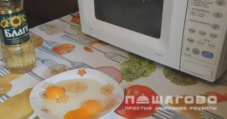 Фото приготовления рецепта: Яичница в микроволновке - шаг 2