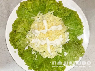 Фото приготовления рецепта: Цезарь с крабовыми палочками и креветками - шаг 3
