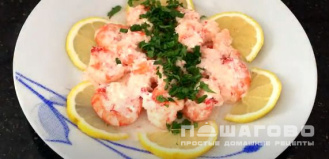 Фото приготовления рецепта: Королевские креветки в сметанном соусе - шаг 3