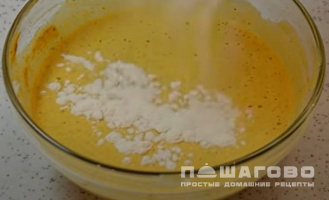 Фото приготовления рецепта: Диетическая кабачковая запеканка запеченная в духовке со сметаной - шаг 8