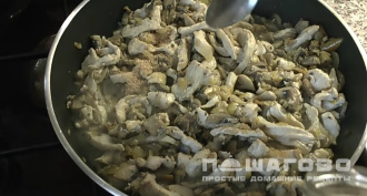 Фото приготовления рецепта: Паста фетучини с курицей в сливочном соусе - шаг 7