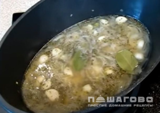 Фото приготовления рецепта: Курица в соусе с чесноком - шаг 5