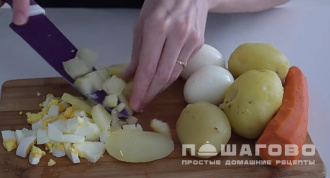 Фото приготовления рецепта: Диетический Оливье с зеленью - шаг 7