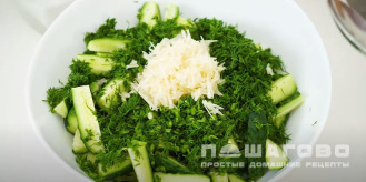 Фото приготовления рецепта: Маринованные огурцы с овощами - шаг 3