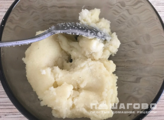 Фото приготовления рецепта: Манные котлеты - шаг 4