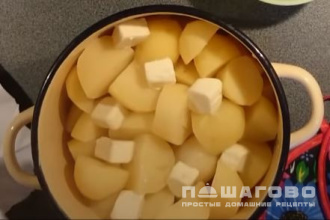 Фото приготовления рецепта: Вареный картофель с чесноком и тимьяном - шаг 7