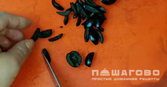 Фото приготовления рецепта: Салат "Подсолнух" 🌻 с курицей и грибами - шаг 8