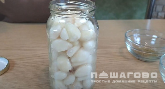 Фото приготовления рецепта: Нежный маринованный чеснок - шаг 3
