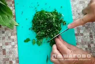 Фото приготовления рецепта: Легкий суп со щавелем и яйцом - шаг 3