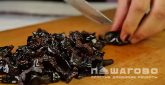 Фото приготовления рецепта: Салат с грибами, черносливом и курицей - шаг 7