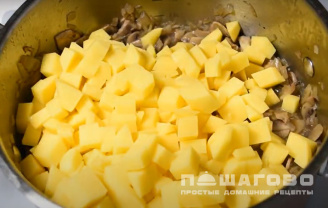 Фото приготовления рецепта: Суп-пюре с шампиньонами и картофелем - шаг 3