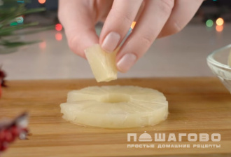 Фото приготовления рецепта: Канапе на шпажках из курицы и ананасов к Новому году - шаг 2