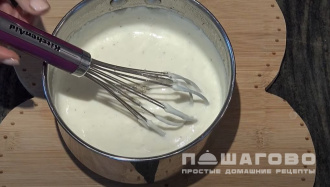 Фото приготовления рецепта: Соус Морнэ на основе Бешамель с яичными желтками - шаг 5