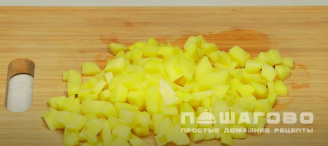 Фото приготовления рецепта: Борщ красный со свеклой, томатной пастой и зеленью - шаг 6