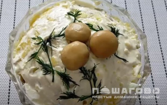 Фото приготовления рецепта: Салат из маринованных грибов - шаг 7