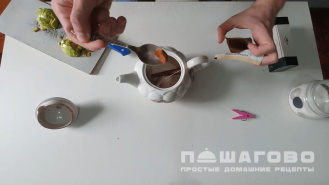 Фото приготовления рецепта: Чай с корицей - шаг 2