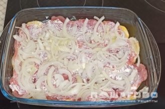 Фото приготовления рецепта: Мясо по-французски с картошкой в духовке - шаг 3