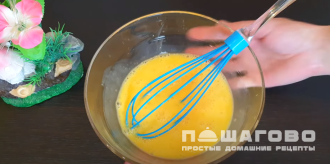 Фото приготовления рецепта: Куриные окорочка с яйцами и овощами на сковороде - шаг 8