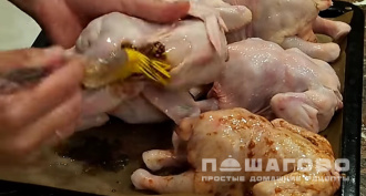 Фото приготовления рецепта: Цыплята-корнишоны в духовке - шаг 3