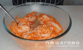 Фото приготовления рецепта: Салат с фунчозой и корейской морковью - шаг 4