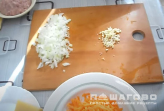 Фото приготовления рецепта: Баклажаны, фаршированные мясом, в духовке - шаг 5