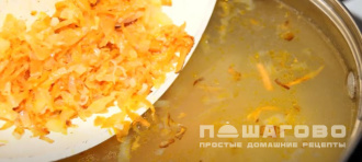 Фото приготовления рецепта: Вегетарианский сырный суп - шаг 7