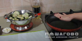 Фото приготовления рецепта: Жареные баклажаны с чесноком - шаг 4