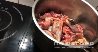 Фото приготовления рецепта: Цесарка тушеная - шаг 1