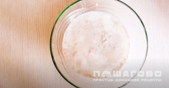 Фото приготовления рецепта: Пицца со свежим огурцом и колбасой - шаг 1