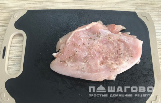 Фото приготовления рецепта: Куриный шницель с помидорами и сыром в духовке - шаг 1