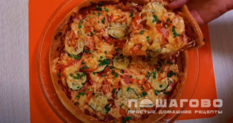 Фото приготовления рецепта: Пицца со свежим огурцом и колбасой - шаг 9