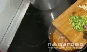 Фото приготовления рецепта: Подлива из куриного фарша к макаронам - шаг 7