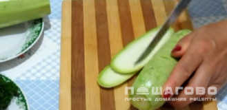 Фото приготовления рецепта: Рулетики из кабачков, мягкого сыра и чеснока - шаг 1