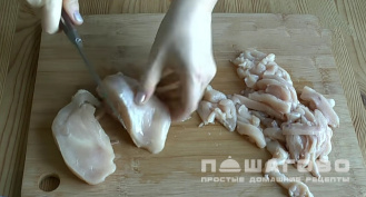 Фото приготовления рецепта: Паста фетучини с курицей в сливочном соусе - шаг 6