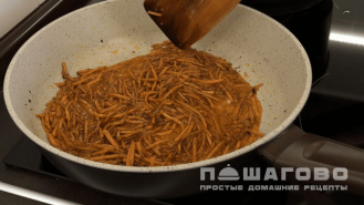 Фото приготовления рецепта: Салат с кальмарами и корейской морковью - шаг 4