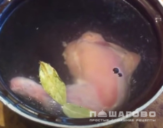 Фото приготовления рецепта: Сырный суп с курицей, шампиньонами и гренками - шаг 1