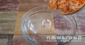 Фото приготовления рецепта: Салат из топинамбура с морковью и яблоком - шаг 4