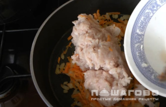 Фото приготовления рецепта: Бифарше (запеканка из картофельного пюре и куриного фарша) - шаг 5
