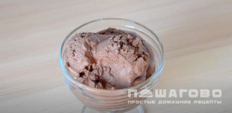 Фото приготовления рецепта: Домашнее шоколадное мороженное из сливок - шаг 4