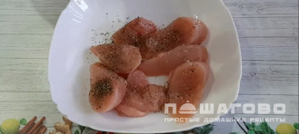 Фото приготовления рецепта: Салат "Цезарь" с курицей оригинальный - шаг 3