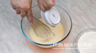 Фото приготовления рецепта: Блины на ряженке - шаг 1